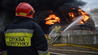 Rivnede vurulan yakıt deposundaki yangın 3 gündür söndürülemiyor