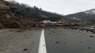 Rizenin Hemşin ilçesinde meydana gelen heyelan nedeniyle karayolu 2 saat ulaşıma kapandı