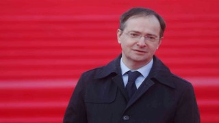 Rus müzakere heyetinin başkanı Medinskiy: “Kiev ve Çernihivde gerilimi düşürme kararı ateşkes anlamına gelmiyor”