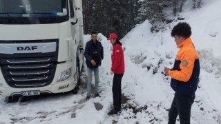 Sahara Geçidinde mahsur kalan sürücülerinin yardımı Kızılay ekipleri koştu