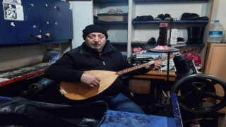 Sahnelerde solist, dükkânında ayakkabı tamircisi