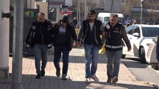 Sahte polisler dolandırıcılık yaparken gerçek polislere yakalandı