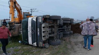 Samsunda toprak döken hafriyat kamyonu devrildi: 1 yaralı