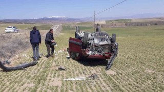 Şarampole devrilen hafif ticari araçta 1i ağır 3 kişi yaralandı