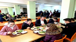 Sarıgöl Kaymakamı öğrencilerle birlikte yemek yedi