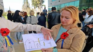 Savaştan etkilenen Ukraynalı çocukların çizdikleri resimler gözleri yaşarttı