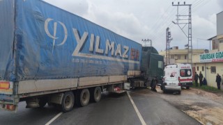 Şerit değiştiren tır otomobile çarptı: 1 yaralı