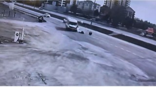 Servis aracının çarptığı iki öğrencinin metrelerce savrulma anı kamerada