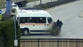 Servis aracıyla çarpışan motosikletin sürücüsü böyle havalandı