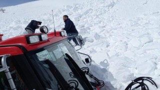 Seyir halindeki snowtrackın üzerine çığ düşme anı kameraya yansıdı