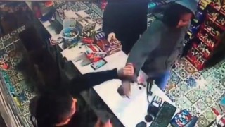 Sigara vermeyen market çalışanına saldırı kamerada