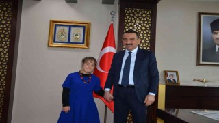 Siirt Valisi Hacıbektaşoğlu, down sendromlu Şeyma Şen ve ailesi ile görüştü