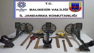 Sındırgıda kaçak kazı yapan 3 kişi gözaltına alındı