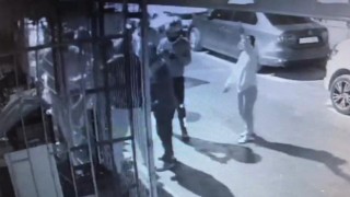 Sokak ortasında gencin dövülerek öldürüldüğü anlar kamerada