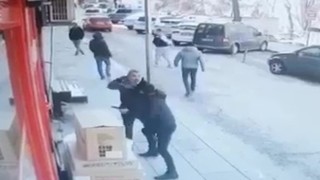 Sokak ortasında husumetlisinin peşinden silahla koştu