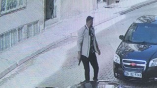 Sokak ortasında kurusıkı tabancanın dipçiğiyle 2 kardeşi darp etti, o anlar kameralara yansıdı