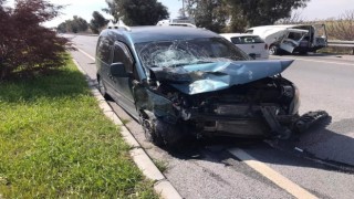 Sökede yol kenarında duran araca çarptı: 2 yaralı