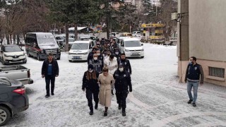 Sosyal medyadan dolandırıp eğlence mekanlarında harcadılar