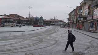 Şuhutta mart ayının son haftası yağan kar şaşkınlığa neden oldu