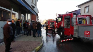 Sultanbeylide 2 katlı evin çatısı alevlere teslim oldu