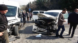 Sultanbeylide kontrolünü kaybeden sürücü 2 araca çarptı: 2 yaralı