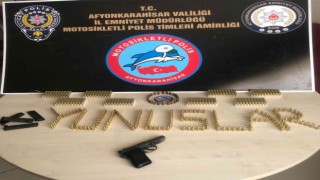 Şüphe üzerine durdurulan araçta ruhsatsız silah ve 623 adet mermi ele geçirildi