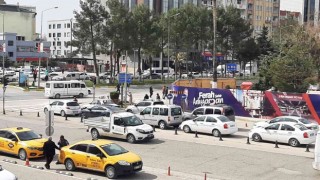 Sürücüler yolun kapatılmasına tepkili