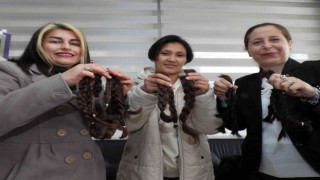 Tekvandocu ev hanımları kanserle mücadele için saçlarını bağışladı
