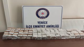 Terk edilmiş araçta bandrolsüz sigara ele geçirildi