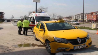 Ticari taksi kaldırıma çarptı: 1 yaralı