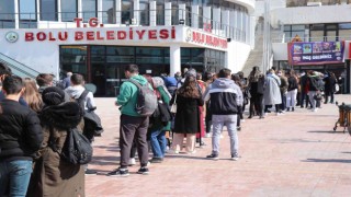 Tiyatro bileti alabilmek için metrelerce kuyruk oluşturdular