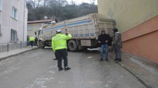 Tokatta geri geri kayan kamyon apartmana daldı