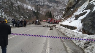 Trabzonun Tonya ilçesinde kaya parçası yoldan geçen aracın üzerine düştü: 4 ölü