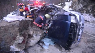 Trabzonun Tonya ilçesinde üzerine kaya düşen aracın içerisindeki 4 kişinin cansız bedenleri çıkartıldı