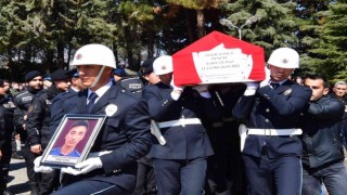 Trafik kazasında hayatını kaybeden polis ve eşi törenle memleketlerine uğurlandı