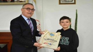 Türkiye finaline kalan öğrencileri makamında ağırladı