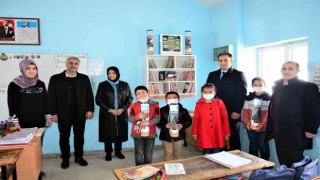 Tuşba Belediyesinden okullara kitaplık ve kitap desteği