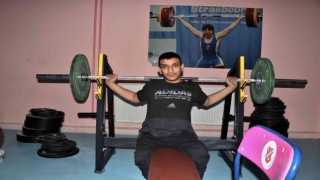 Üç haftalık antrenmanla Türkiye ikincisi olan Umut, engelini sporla aşıyor