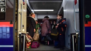 Ukraynalılar kapasitesini aşan trenlerle Polonyaya göç ediyor