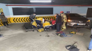 Ümraniyede el freni çekmeyi unutan kadın sürücü, sürüklenen otomobilinin altında kaldı