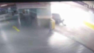 Ümraniyede, kadının el frenini çekmeyi unuttuğu otomobilinin altında kaldığı anlar kamerada