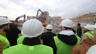 Üniversite öğrencileriyle birlikte yıkım çalışmalarını inceledi
