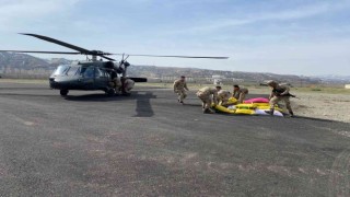 Üreticinin imdadına jandarma yetişti, yemler helikopter ile ulaştırıldı