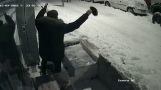 Üsküdarda kar maskeli hırsızlık şakası: Arkadaşının üzerine bıçakla koştu