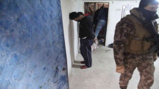 Uyuşturucu operasyonunda annesinin Ankarada dediği zanlı yan evde çıktı