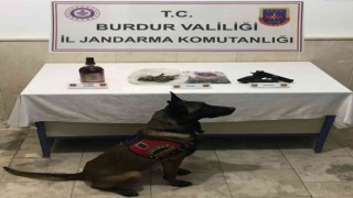 Üzerinde uyuşturucu, tabanca ve sahte içki ile yakalandı