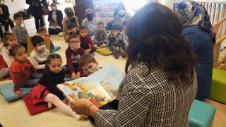 Vali eşi, Türkiyenin ilk bebek kütüphanesinde çocuklar için masal okudu