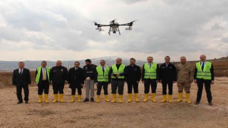 Vali Ömer Toraman, lavanta bahçesini dron ile ilaçladı