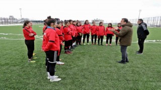 Van Büyükşehir Belediyesi Kadın Futbol Takımı ilk maçına hazırlanıyor