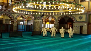 Vanda camiler Ramazan öncesi dezenfekte edildi